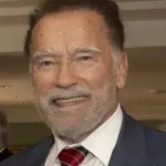 Arnold Schwarzenegger: De ícono del cine de acción a gobernador de California, su vida marcada por el éxito y la controversial política.